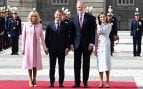 Macron vuelve a llegar tarde al Palacio Real y Letizia tira de fondo de armario con un Pertegaz de historia