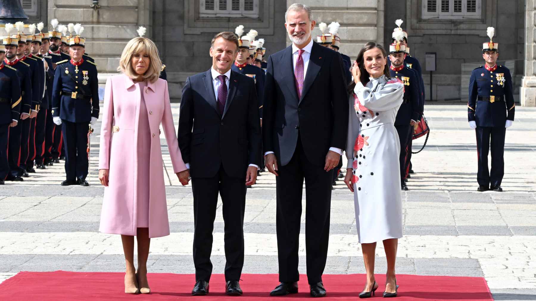 Brigitte Macron, Emmanuel Macron, el Rey Felipe VI y la Reina Letizia durante la recepción con honores en el Palacio Real. (Foto: Europa Press)