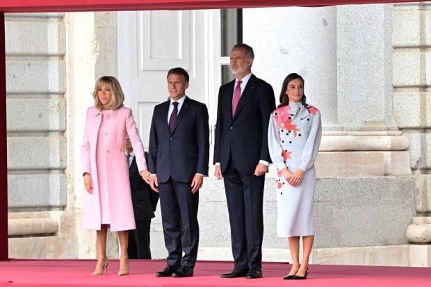 Brigitte Macron, Emmanuel Macron, el Rey Felipe VI y la Reina Letizia durante la recepción con honores en el Palacio Real. (Foto: Europa Press)