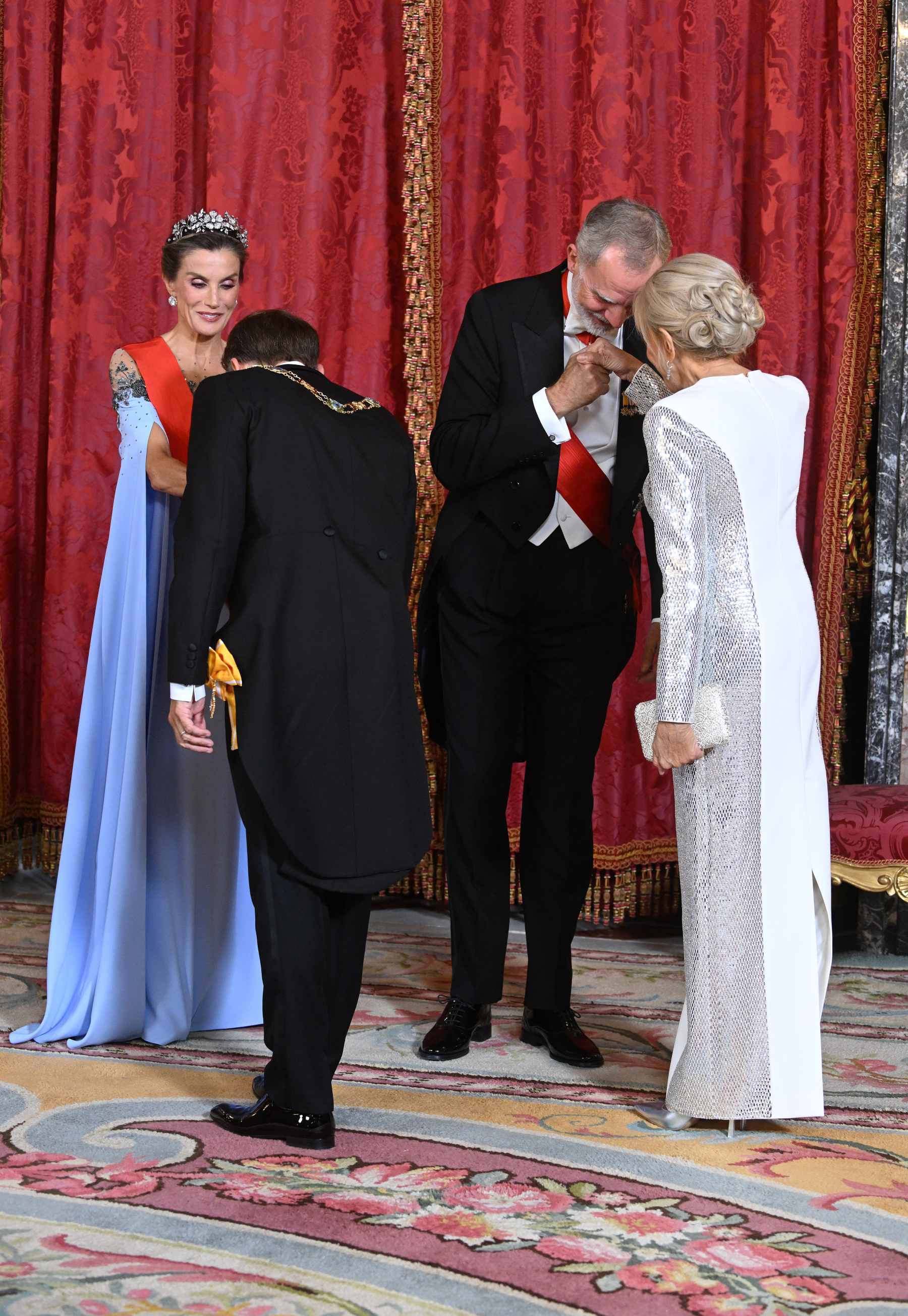 Los Reyes, Don Felipe VI y Doña Letizia, y el Presidente de la República Francesa, Emmanuel Macron, y su esposa, Brigitte Macron. (Foto: Europa Press)