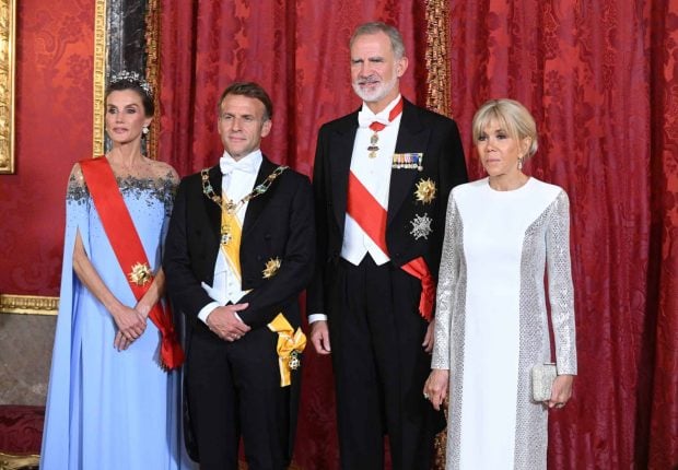 Los Reyes, Don Felipe VI y Doña Letizia, y el Presidente de la República Francesa, Emmanuel Macron, y su esposa, Brigitte Macron. (Foto: Europa Press)