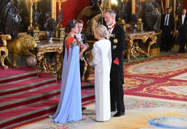 Los Reyes, Don Felipe VI y Doña Letizia, y el Presidente de la República Francesa, Emmanuel Macron, y su esposa, Brigitte Macron. (Foto: Europa Press)