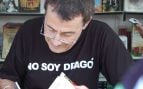 Fernando Sánchez Dragó firma libros en la Feria del Libro de Madrid, en junio de 2007. Foto: Rafael Robles - CC BY 2.0