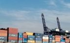 Grúas y contenedores en el puerto de Casablanca