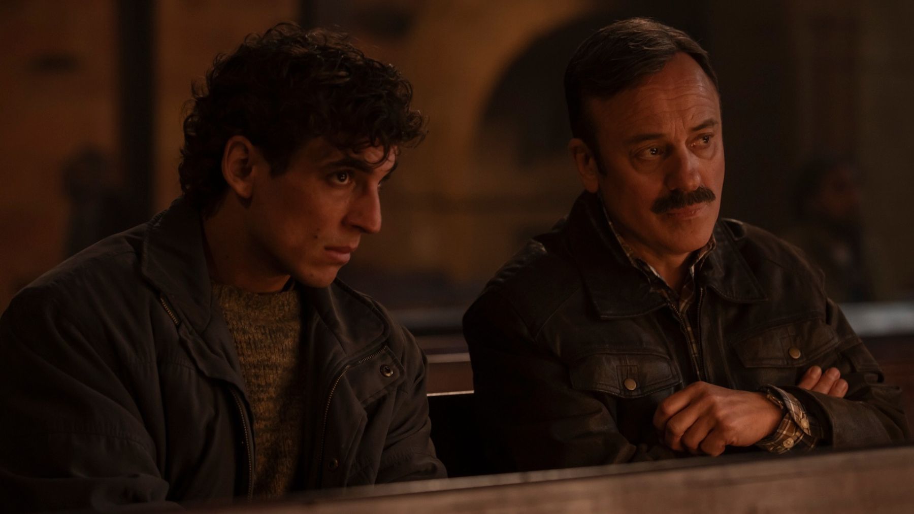 Miguel Herrán y Javier Gutiérrez en ‘El confidente’. (Atresmedia)