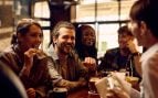 Los psicólogos expertos coinciden: las personas que participan poco en las conversaciones grupales no lo hacen por timidez, en realidad es un detalle que pocos notan
