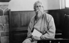 Retrato de cuerpo entero de Rabindranath Tagore, sentado y de frente, con su característica barba larga, tomado en 1916. Foto: Biblioteca del Congreso de Estados Unidos - Dominio público