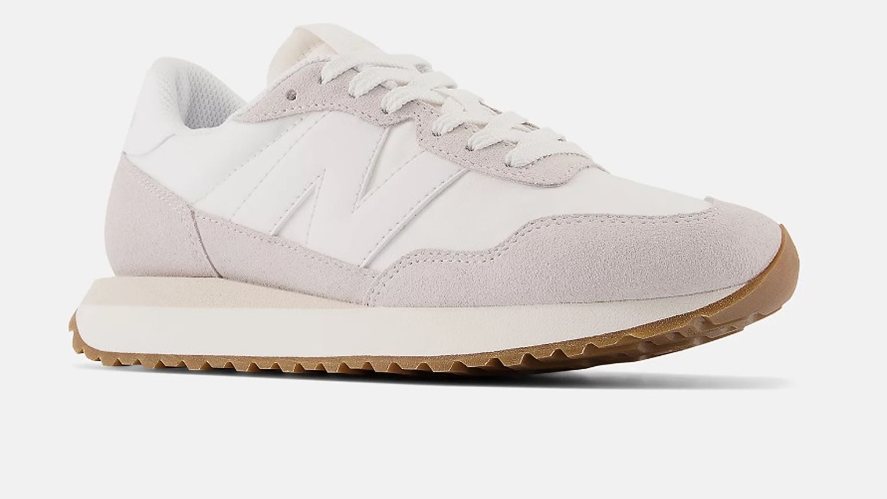 Adiós a las zapatillas blancas: estas New Balance de menos de 50 € se están agotando en tiempo récord