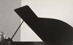 Ígor Stravinski retratado junto a un piano por el fotógrafo Arnold Newman, en 1946, durante su etapa como compositor radicado en Estados Unidos. Foto: Arnold Newman - Dominio público