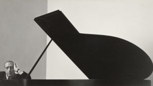 Ígor Stravinski retratado junto a un piano por el fotógrafo Arnold Newman, en 1946, durante su etapa como compositor radicado en Estados Unidos. Foto: Arnold Newman - Dominio público