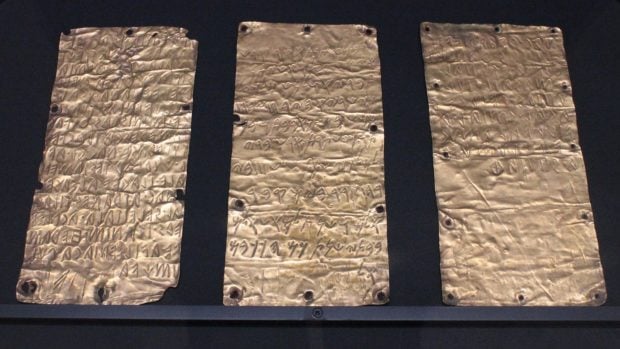 Las L&aacute;minas de oro de Pyrgi, las tres placas con inscripciones en etrusco y fenicio halladas en el yacimiento en 1964, fotografiadas en su vitrina del Museo Nacional Etrusco de Villa Giulia, Roma. Foto: Saverio.G - CC BY-SA 4.0