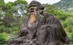 La gran estatua de piedra de Lao Tsé en el monte Qingyuan, Quanzhou (China), tallada en la dinastía Song y considerada la mayor escultura en piedra del filósofo. Foto: N509FZ - CC BY-SA 4.0