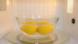 Truco del limón en el microondas
