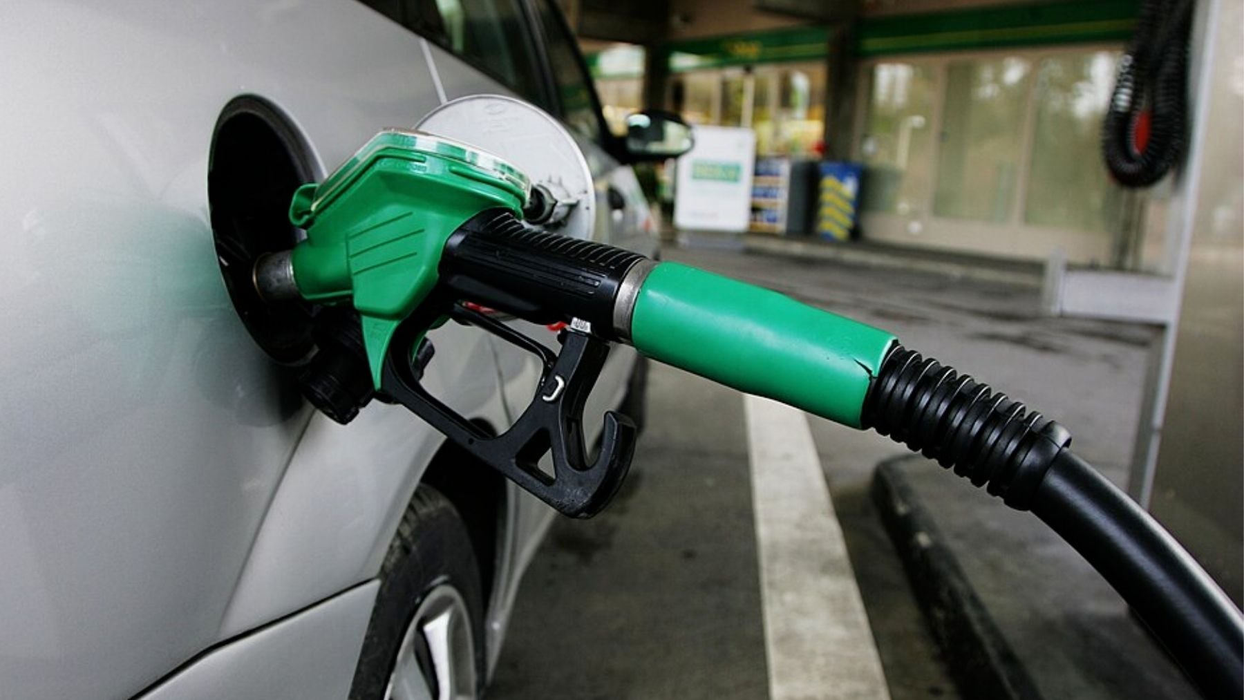 Surtidor de gasolina (Wikimedia Commons).