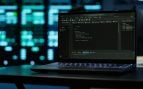 Primer plano del código que se ejecuta en la pantalla de una computadora portátil, en un centro de datos. Foto: Magnific - DC Studio