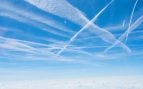 Múltiples estelas de condensación cruzándose en el cielo