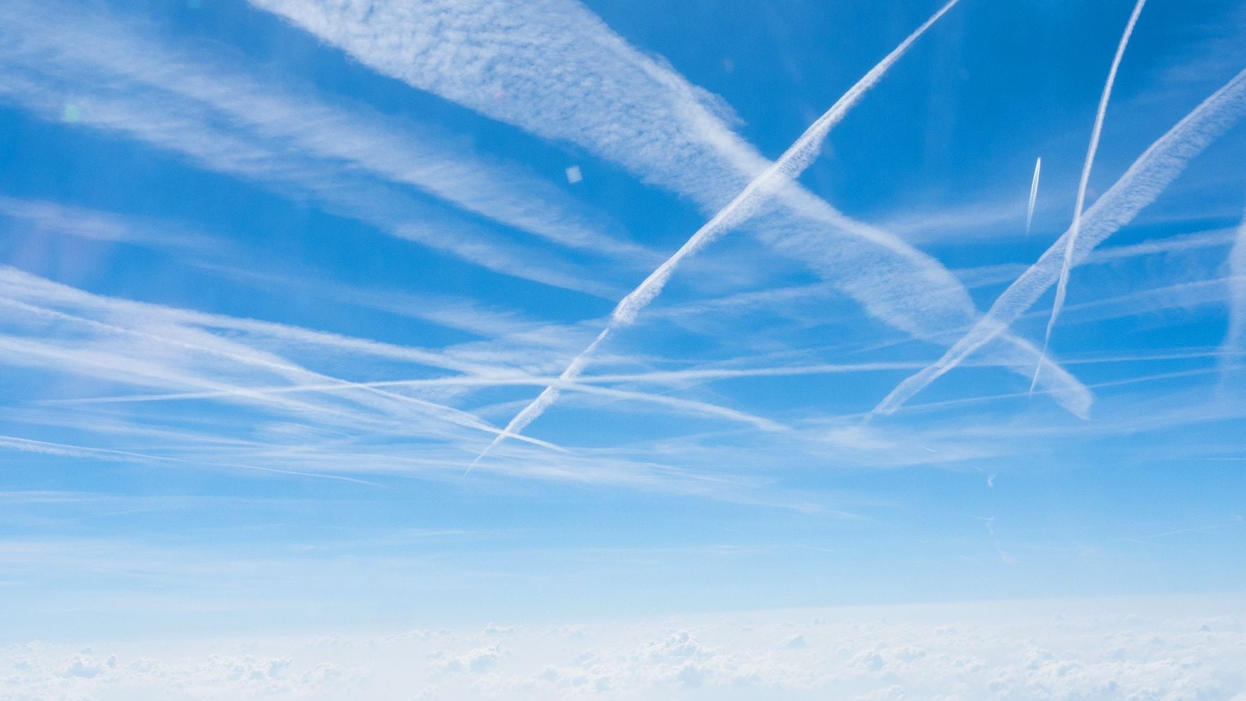 Múltiples estelas de condensación cruzándose en el cielo