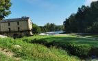 Antiguo molino junto al río Aveyron en Varen (Francia)