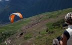 Parapente sobre el Valle Sagrado de los Incas, en Cusco (Perú)