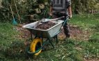 Trabajos en el huerto de la ecoaldea Vale Ondula, en Marco de Canaveses (Portugal)