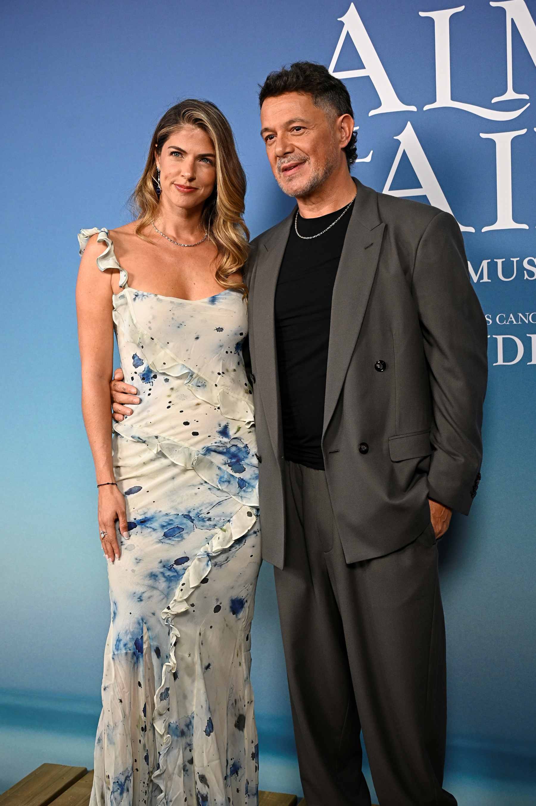 Alejandro Sanz y Stephanie Cayo en el estreno de 'El alma al aire'. (Foto: Europa Press)