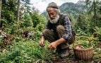 A sus 78 años, vive en el bosque recolectando plantas y casi no tiene dinero: «Para mí, la libertad es decidir cuándo y dónde irme»