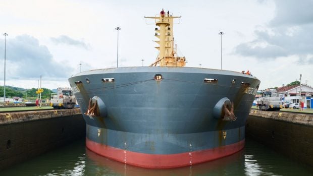 buque en el canal de panamá