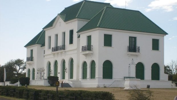 Casa de caza que Pedro Luro construyó entre 1907 y 1911 en La Pampa (Argentina), hoy centro de bienvenida y oficinas de la Reserva Natural Parque Luro. Foto: Mauryfrapi - CC BY-SA 4.0