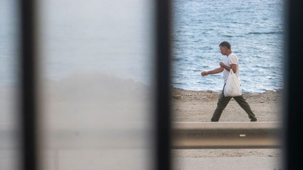 ceuta inmigrante bolsa plástico comida