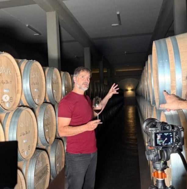 David Janer durante un rodaje en una bodega (Foto: Instagram).