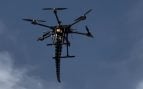 El dron hexacóptero en vuelo con el brazo robótico impreso en 3D colgando bajo el chasis. Foto: Pablo Lima Orrego