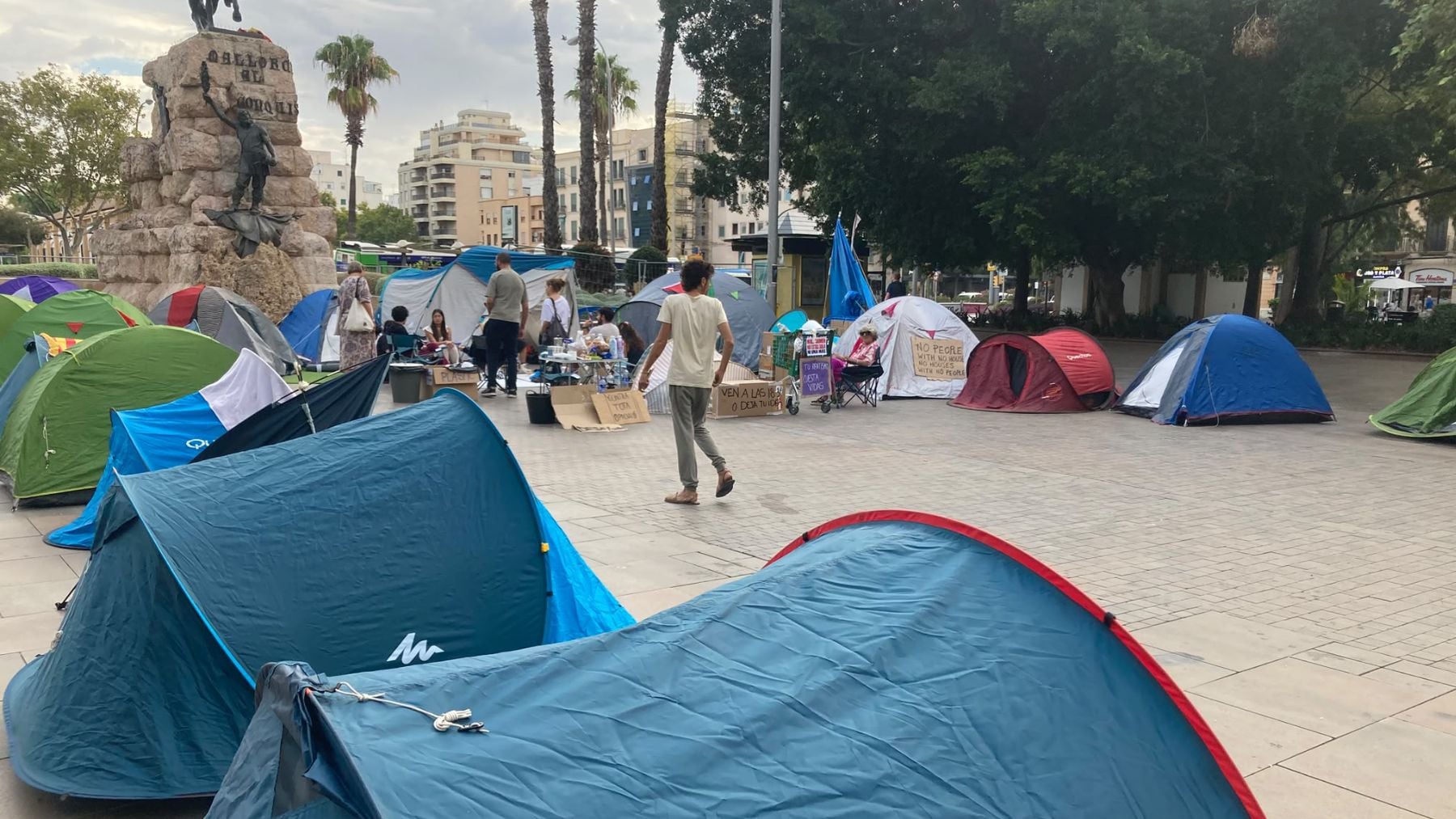 Acampados en la Plaza de España de Palma.