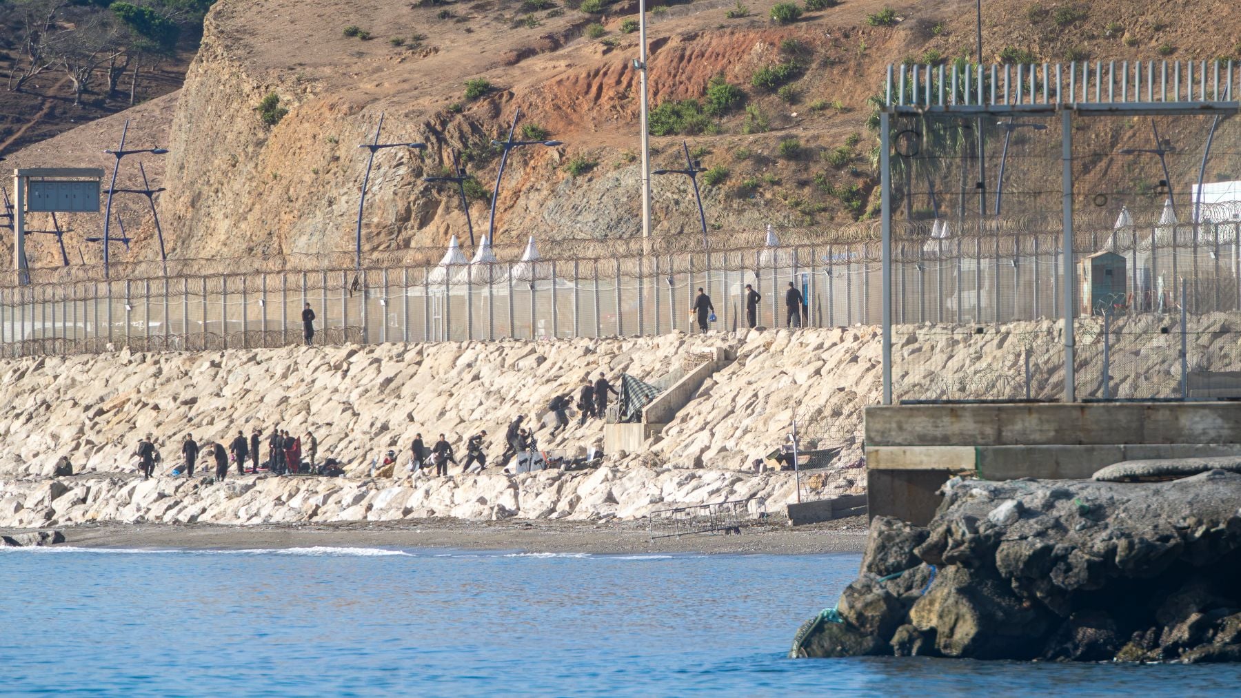 Un invasor revela el castigo que sufren los inmigrantes que regresan de Ceuta a Marruecos: Te mandan al Sáhara
