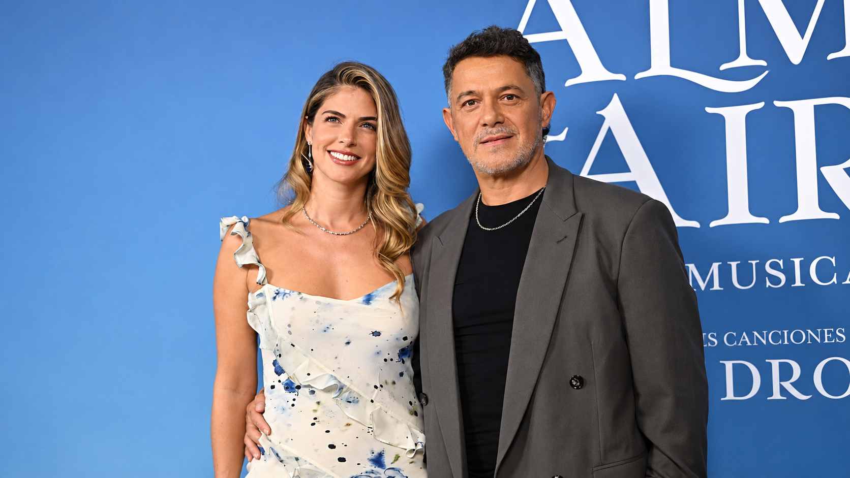 Alejandro Sanz y Stephanie Cayo en el estreno de ‘El alma al aire’. (Foto: Europa Press)