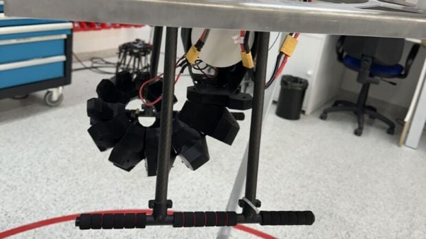 El brazo robótico montado bajo el dron en el laboratorio de la Escuela de Ingenierías Industriales. Foto: Pablo Lima Orrego