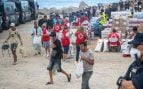 Reparto humanitario de comida por parte de Cruz Roja Española en Ceuta