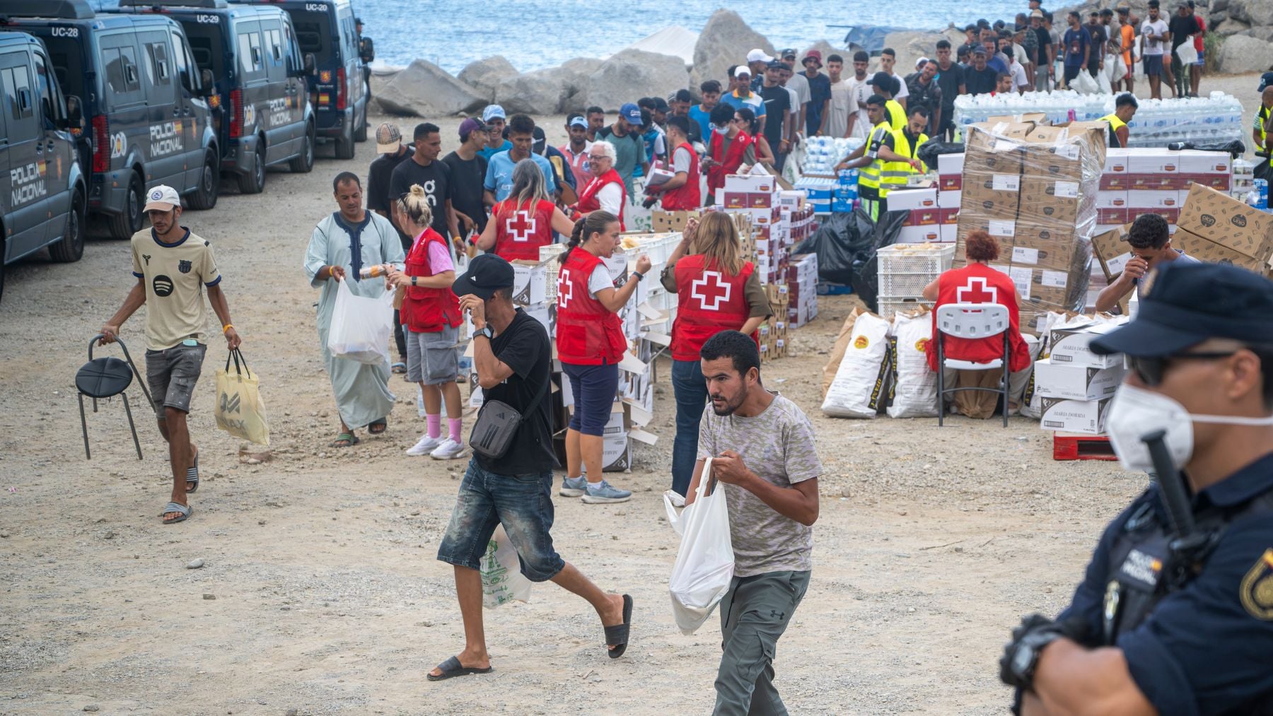 Reparto humanitario de comida por parte de Cruz Roja Española en Ceuta. (Foto: Europa Press).