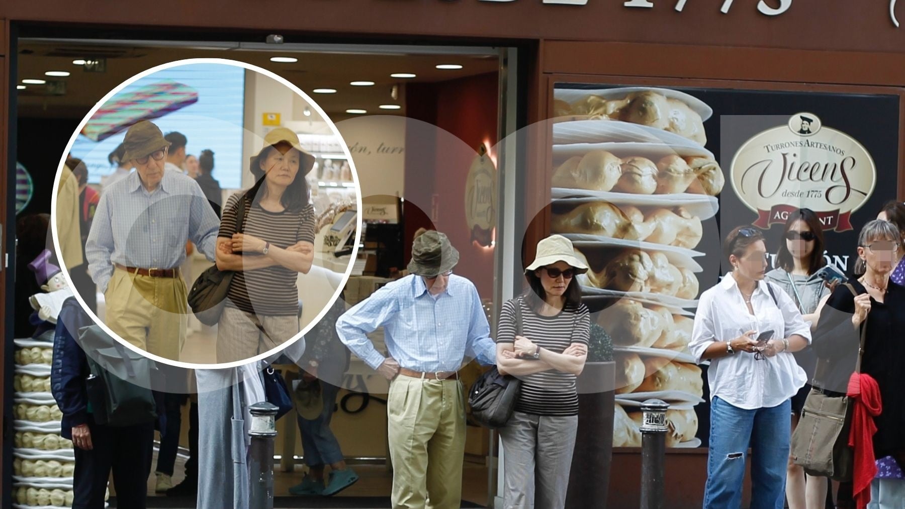 Woody Allen y su mujer, Soon-Yi Previn, saliendo de una tienda de turrones. (Foto: COOL)
