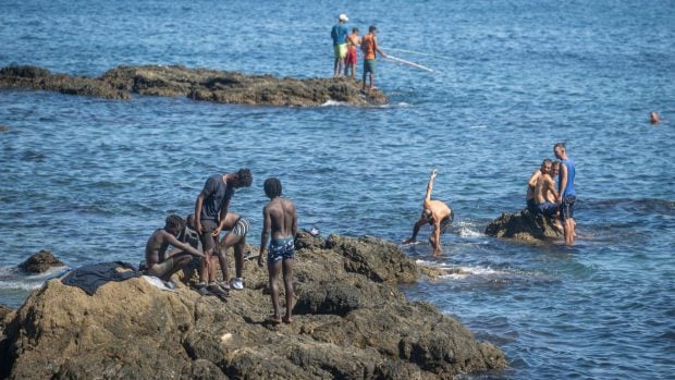 contaminacion-playa-trampolin-ceuta-baño