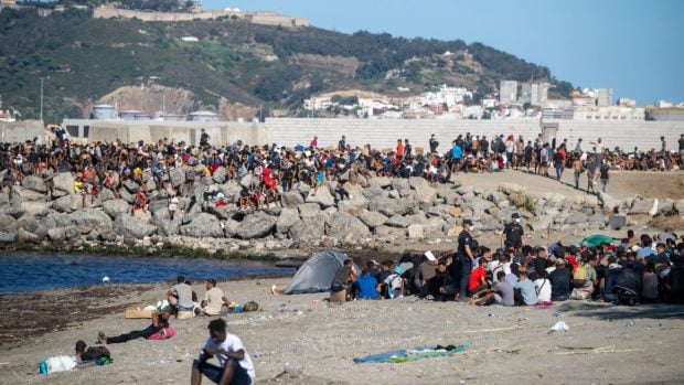 contaminacion-playa-trampolin-ceuta-inmigrantes