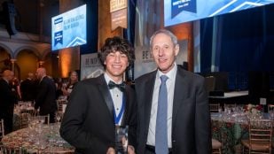 Matteo Paz junto al presidente de Caltech, Thomas Rosenbaum