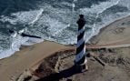 El faro del cabo Hatteras junto al mar antes de su traslado