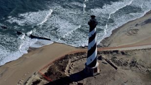 El faro del cabo Hatteras junto al mar antes de su traslado