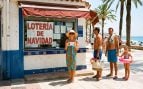 personas que compran la lotería de Navidad en verano