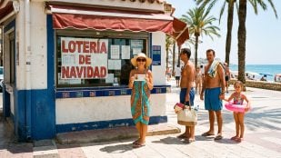 personas que compran la lotería de Navidad en verano