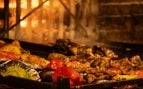Dos chefs Michelin coinciden: “Para que el pollo asado quede mucho más jugoso, hay que cocinarlo antes en leche”