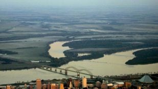 Vista aérea del puente Hernando de Soto sobre el Misisipi, en Memphis