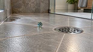 Truco de los albañiles, truco ducha albañil, consejo albañiles, comprobar desagüe ducha.