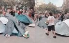 Un grupo de izquierda acampa en la Plaza del Ayuntamiento de Valencia tras la manifestación que dejó a nueve policías heridos