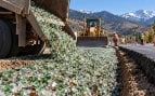 Vidrio para construir carreteras, uso de vidrio en construcción, experimento para ahorrar dinero en construcción.